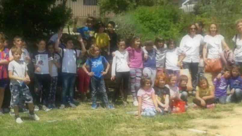 Pic-nic accanto alla scuola per protestare contro la mensa