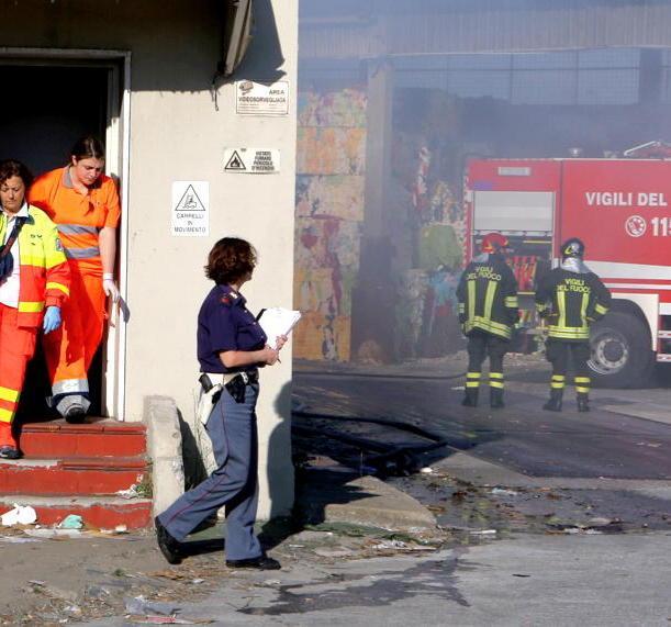 Rogo al deposito di carta intossicato un operaio 