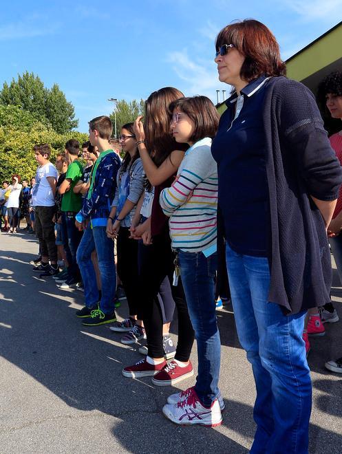 Il paese si ferma e ricorda Silenzio e riflessioni a scuola 
