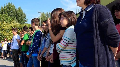 Il paese si ferma e ricorda Silenzio e riflessioni a scuola