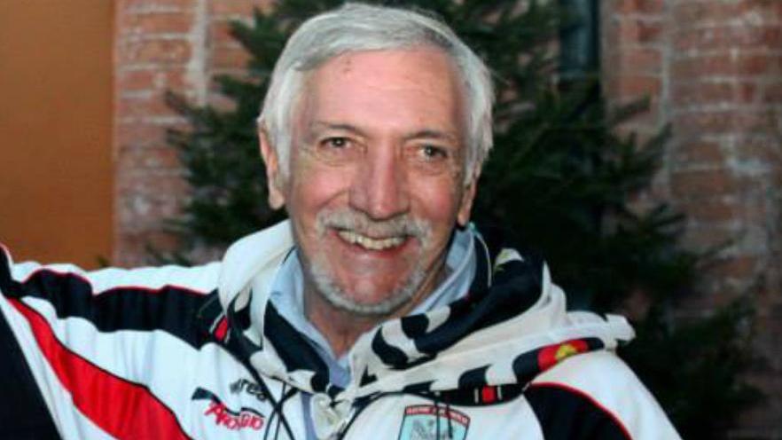 Palio, gonfaloni a lutto per la morte di “Dando”