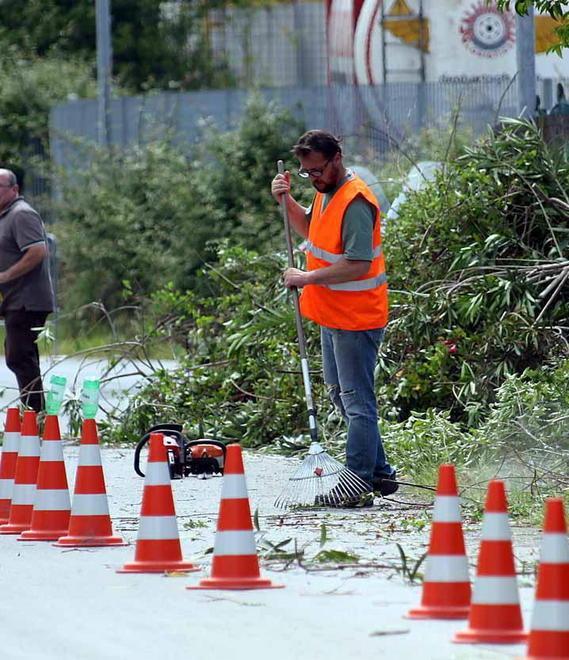 Massa, rimasti senza lavoro, ci puliscono le strade: ecco le loro storie 