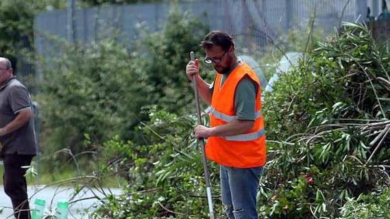 Massa, rimasti senza lavoro, ci puliscono le strade: ecco le loro storie