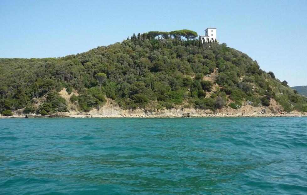 Il magnate russo sbarra l’accesso alla spiaggia di Cala Civette 