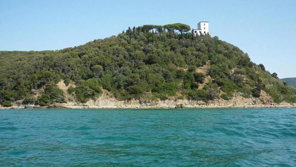 Il magnate russo sbarra l’accesso alla spiaggia di Cala Civette
