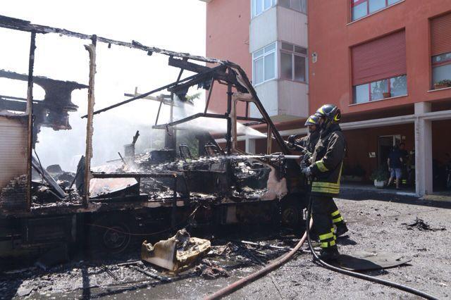 Camper distrutto dalle fiamme al Picchianti