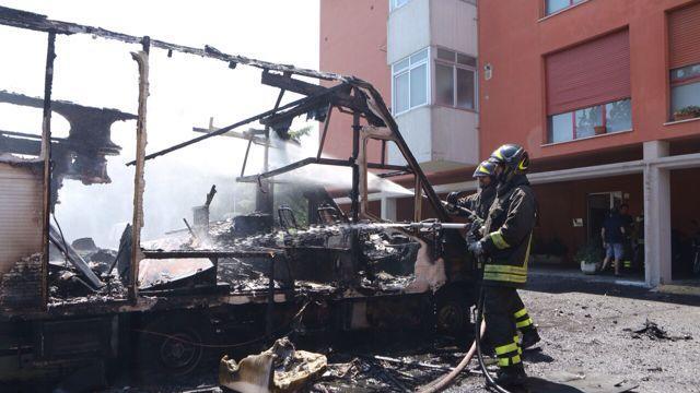 Camper distrutto dalle fiamme al Picchianti