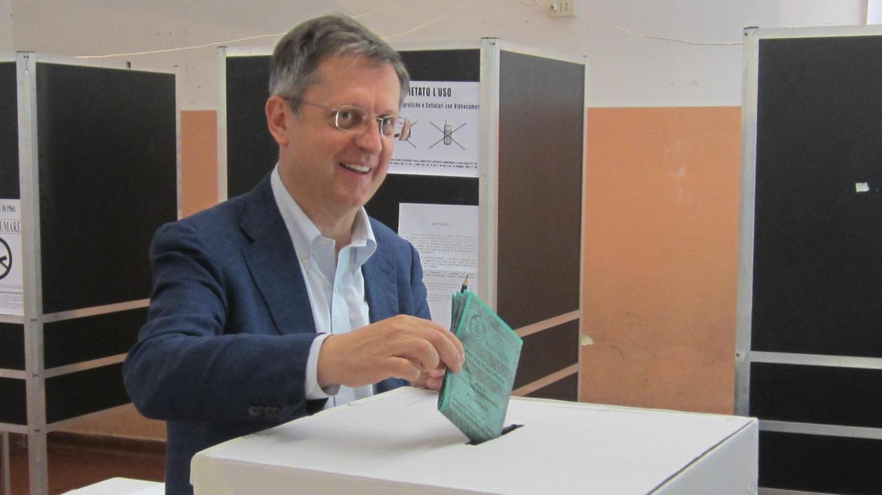 Il sindaco mentre vota