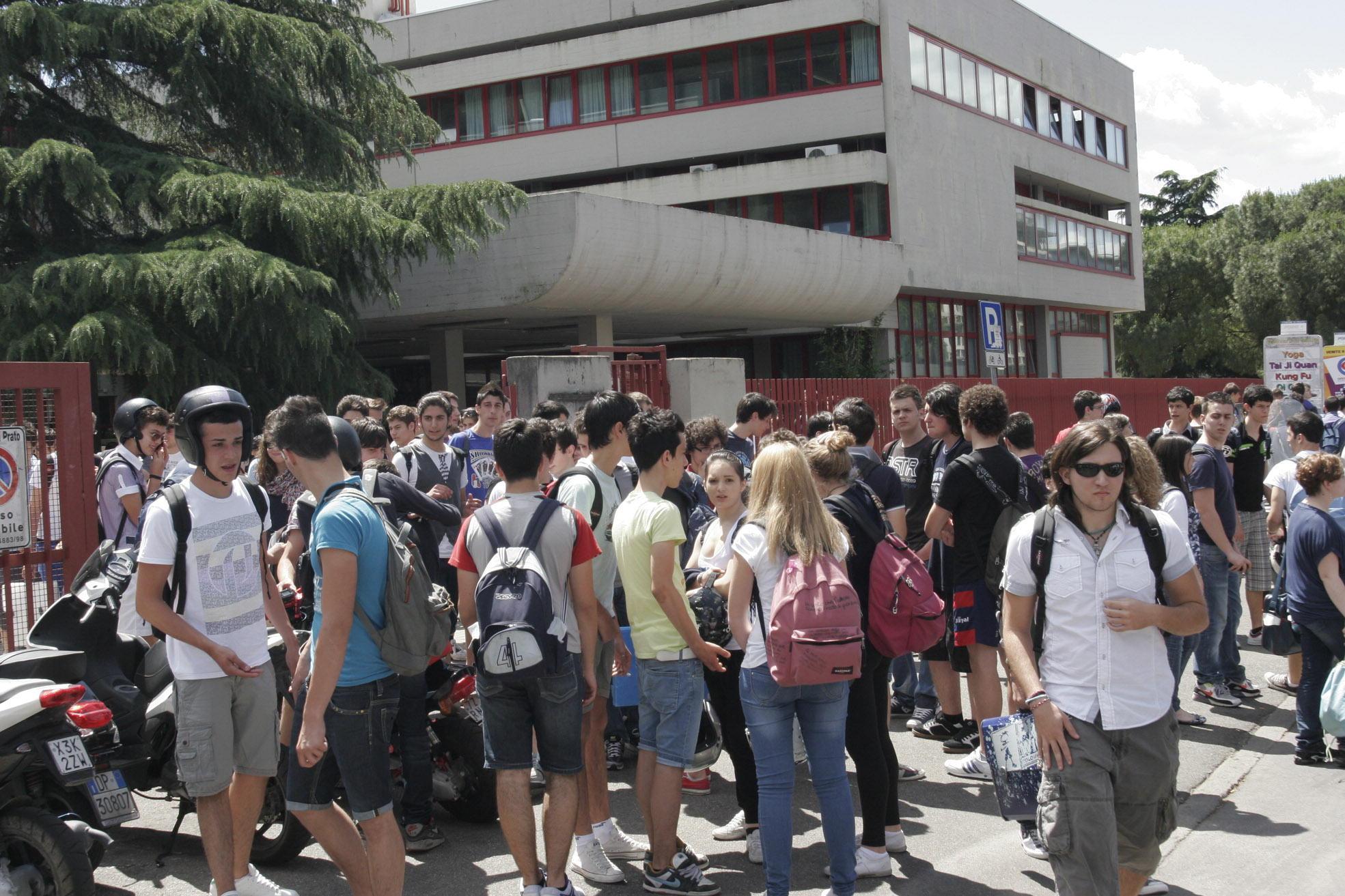 Studenti del Buzzi all'uscita di scuola (foto Batavia)