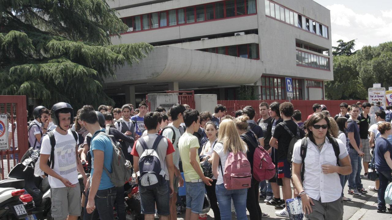 Studenti del Buzzi all'uscita di scuola (foto Batavia)