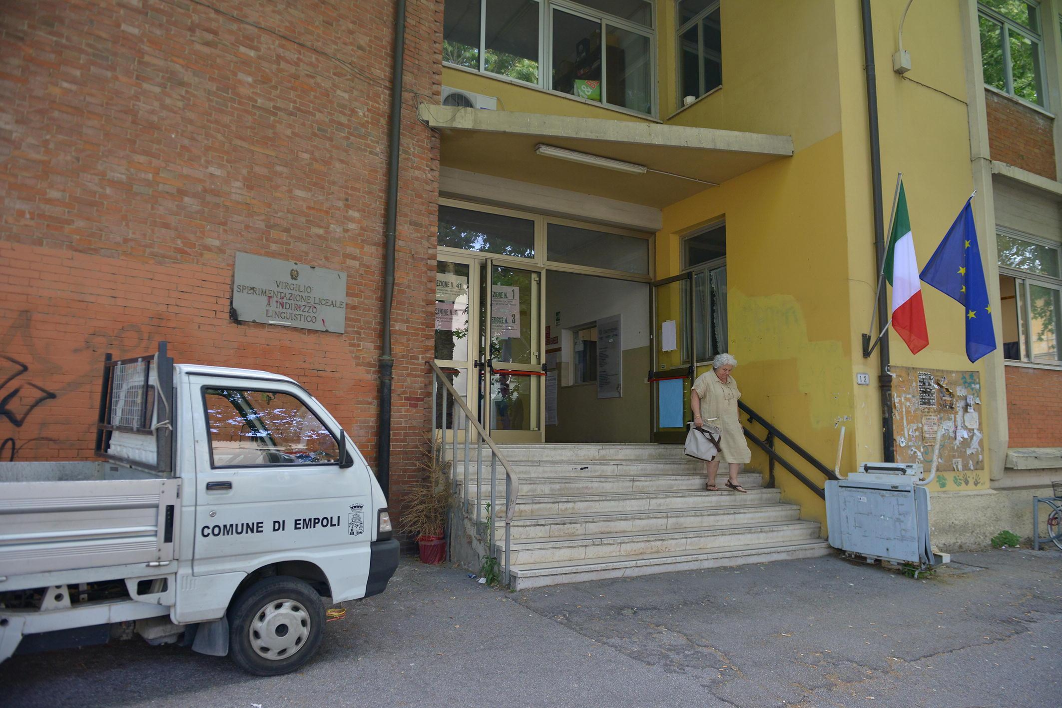 L'ingresso del liceo Virgilio con la pedana fuori uso (Foto Agenzia Carlo Sestini)