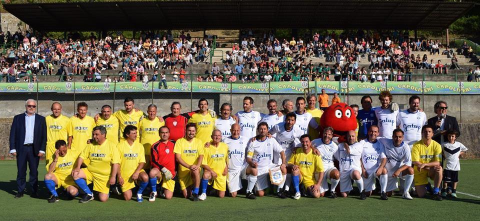 Le formazioni in campo e il Gabibbo alla partita di solidarietà