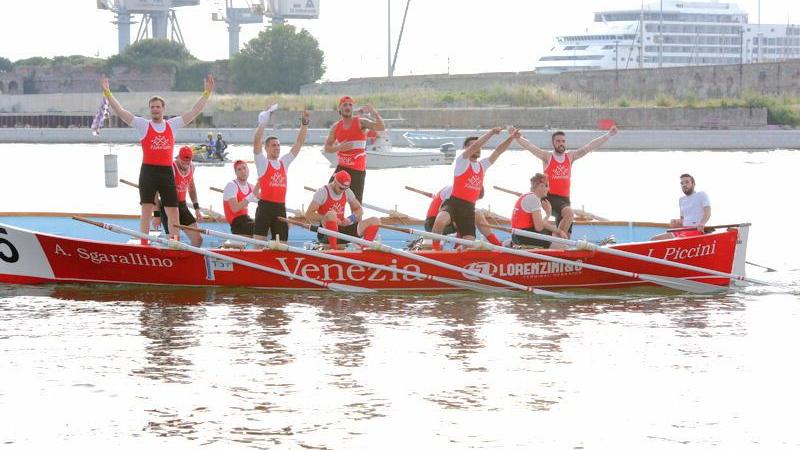 L'equipaggio del Venezia vincitore della Risi'atori 2015 (Marzi Pentafoto)