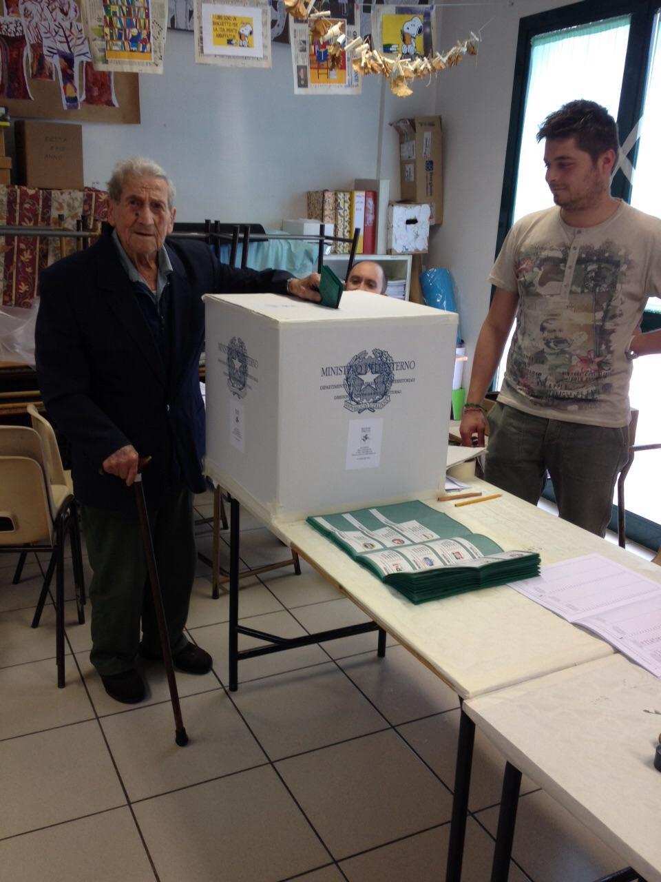 Giobatta Marzoppi, 103 anni, al seggio di Vernio