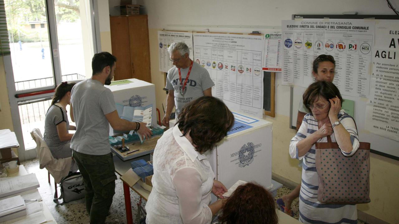 Un seggio elettorale di Viareggio