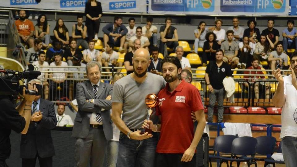 L'ex biancorosso Rosselli premia mister Biagini