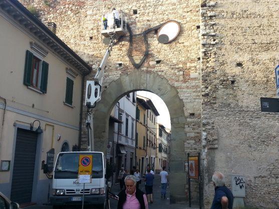 Gli operai montano l'installazione di Clet alla Porta Santa Trinita