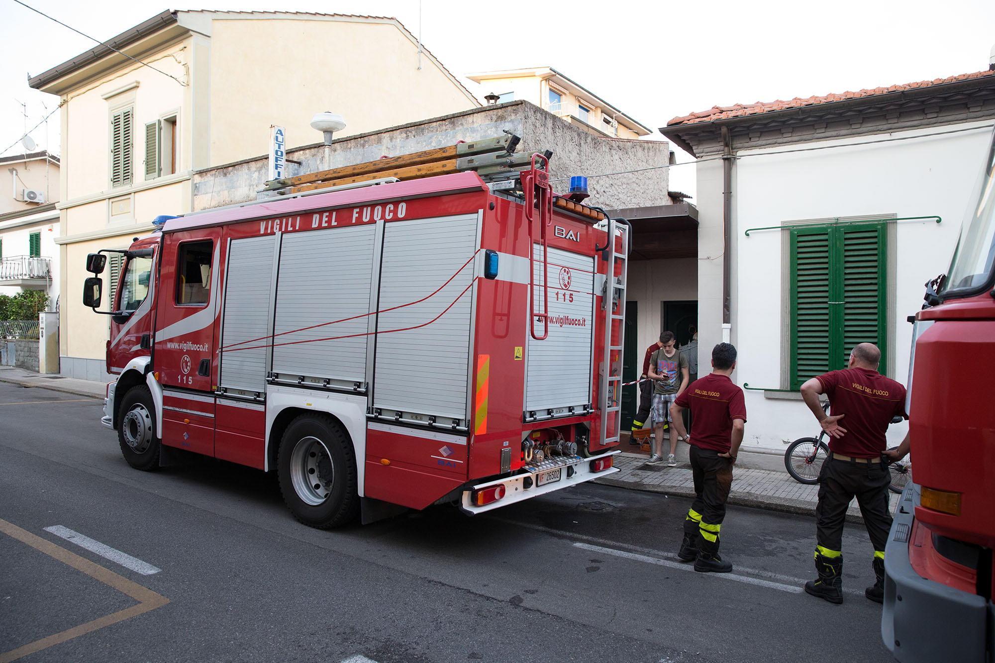 I vigili del fuoco intervenuti in via Cosimini (foto Nucci)