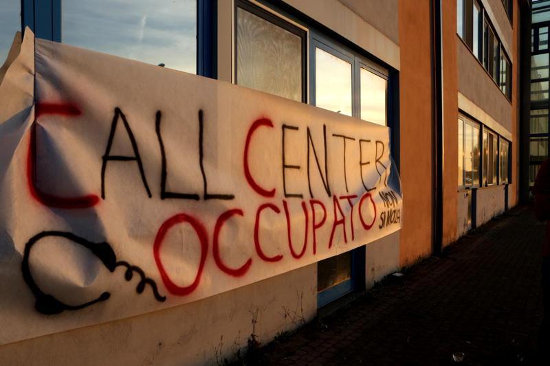 Il call center occupato (Marzi Pentafoto)