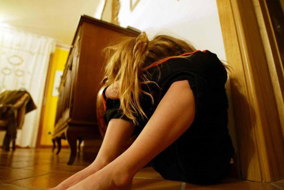 Minaccia e aggredisce la ex davanti ai figli
