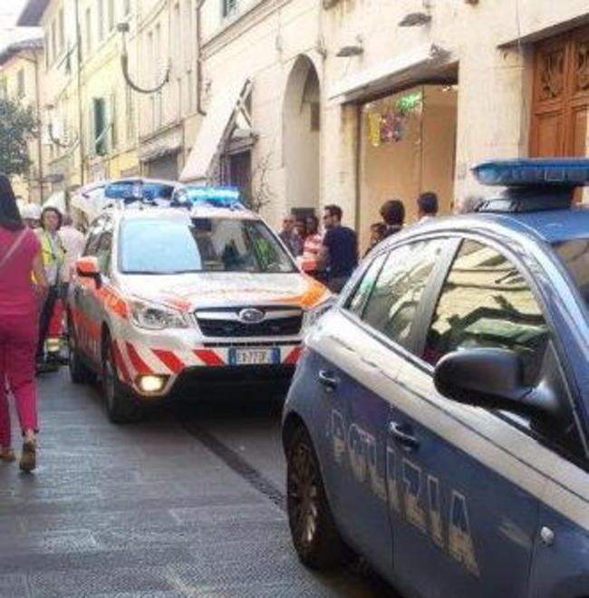 Lancia bottiglie da una finestra interviene la polizia 