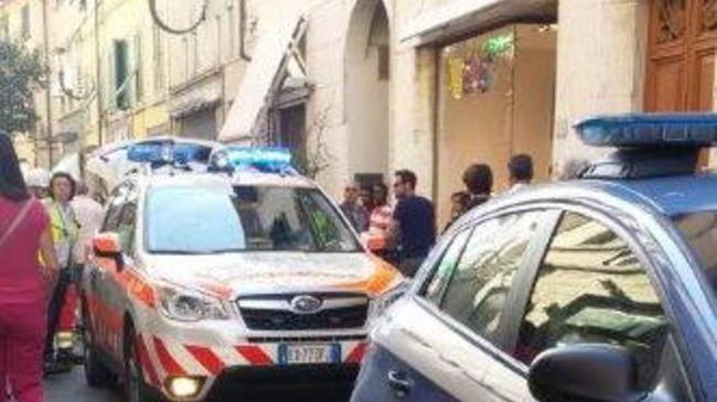 Lancia bottiglie da una finestra interviene la polizia