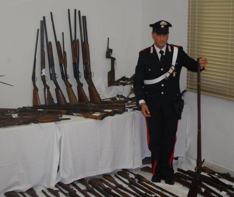 Spediscono armi senza autorizzazione Sequestrato arsenale 