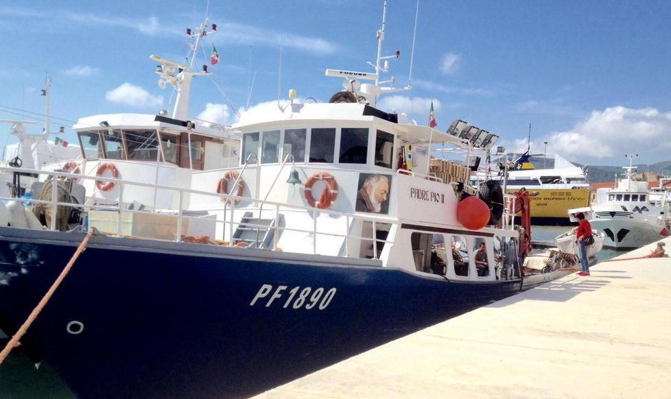 In barca a vela contro un mercantile 