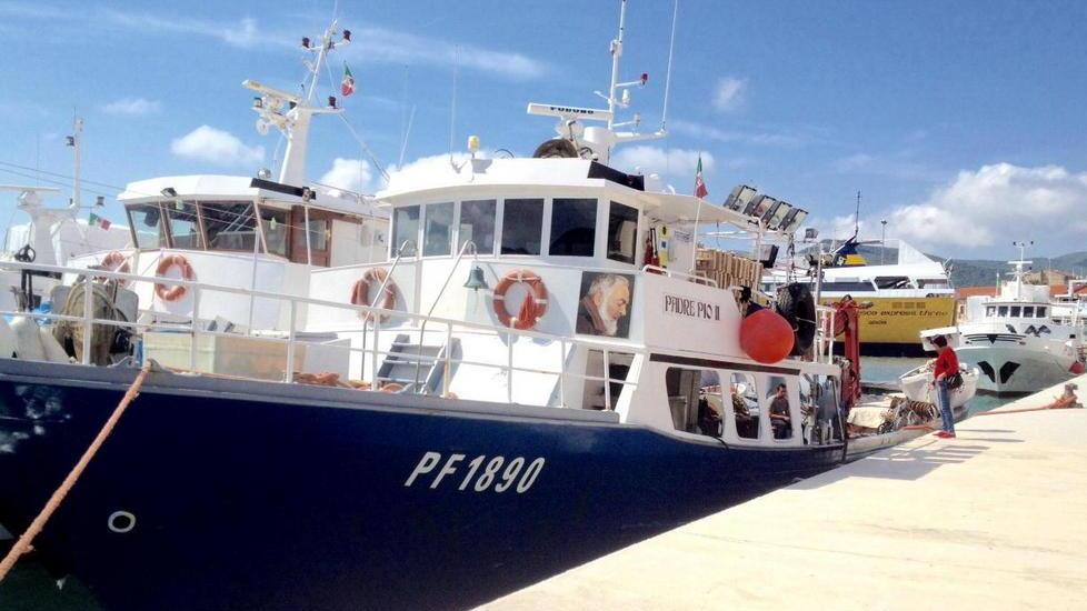 In barca a vela contro un mercantile
