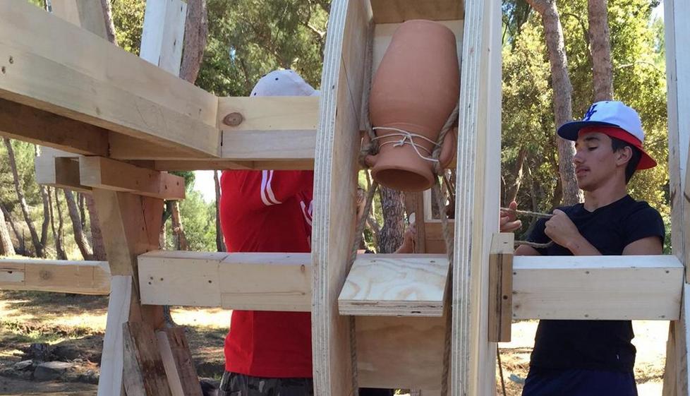 La ruota del pozzo ricostruita dai liceali-archeologi