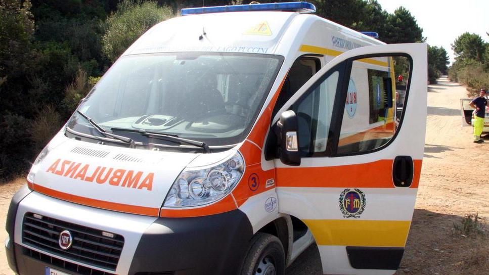Muore sulla spiaggia davanti ai familiari