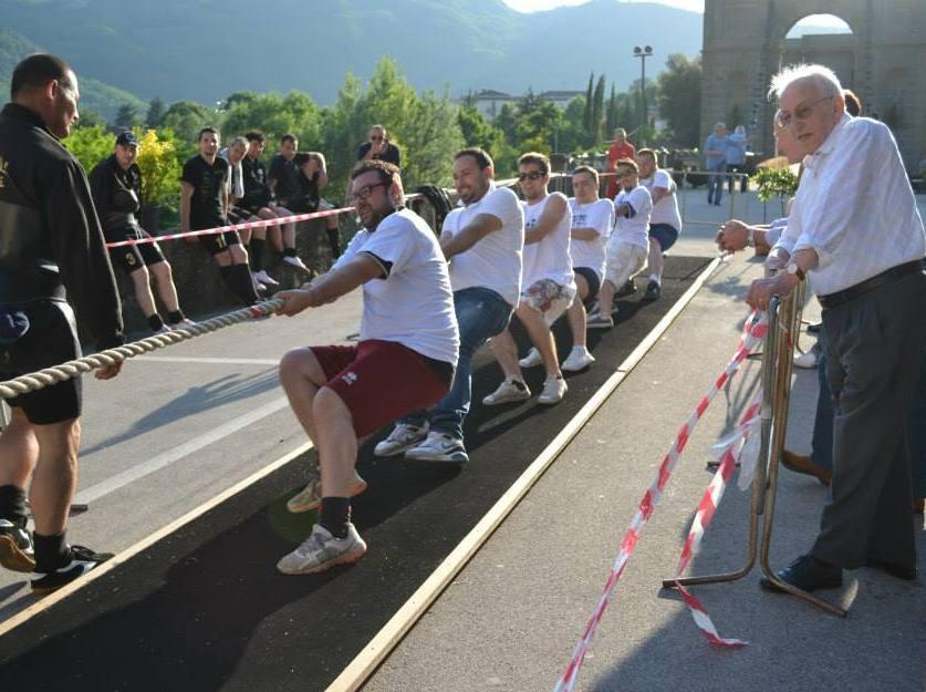 Sfida tra i comuni al tiro alla fune 