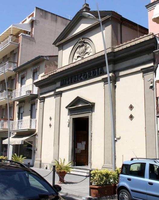 Rimproverato per il furto prende a schiaffi una donna