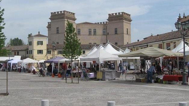Inaugura la nuova Piazza della Vittoria
