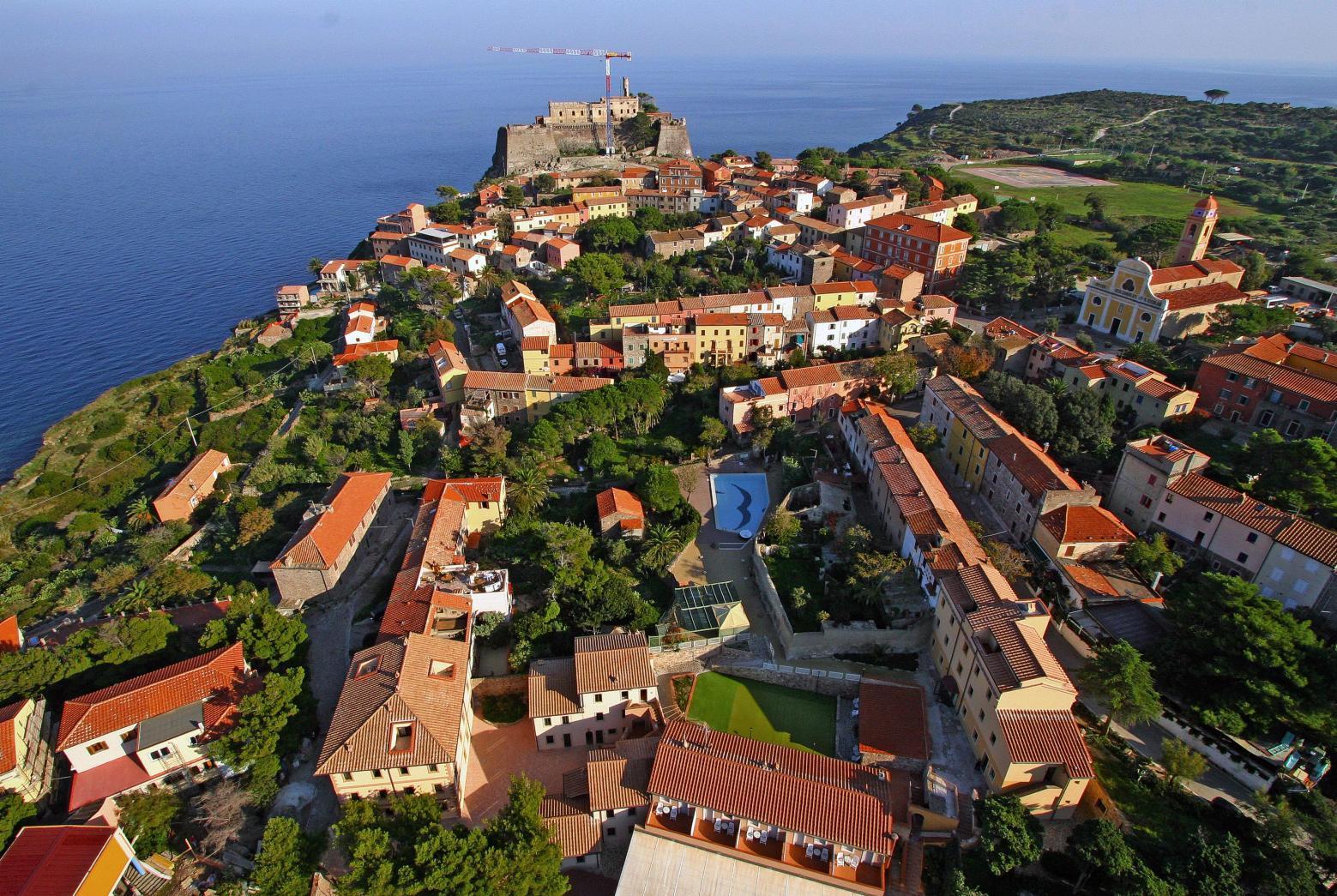 L'abitato di Capraia in una immagine dall'alto