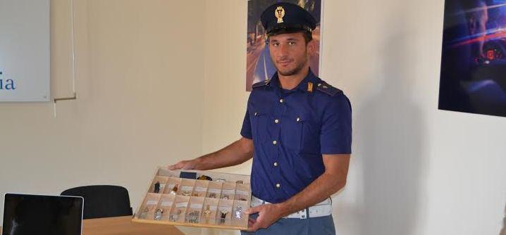 Gioie, orologi, tablet: la polizia sequestra il tesoro alla badante 