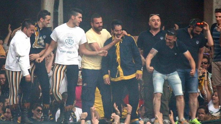 Un fulmine nero in piazza fa vincere l’Aquila bianca