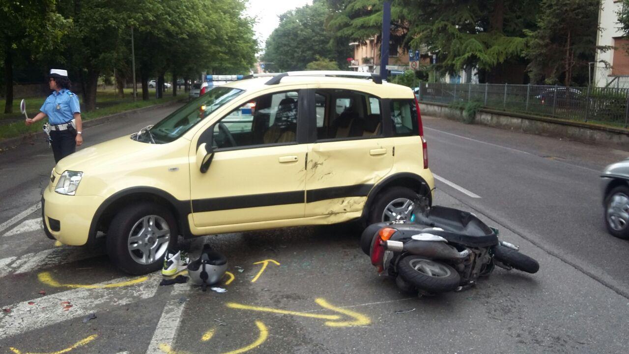 Auto contro scooter, un ferito grave