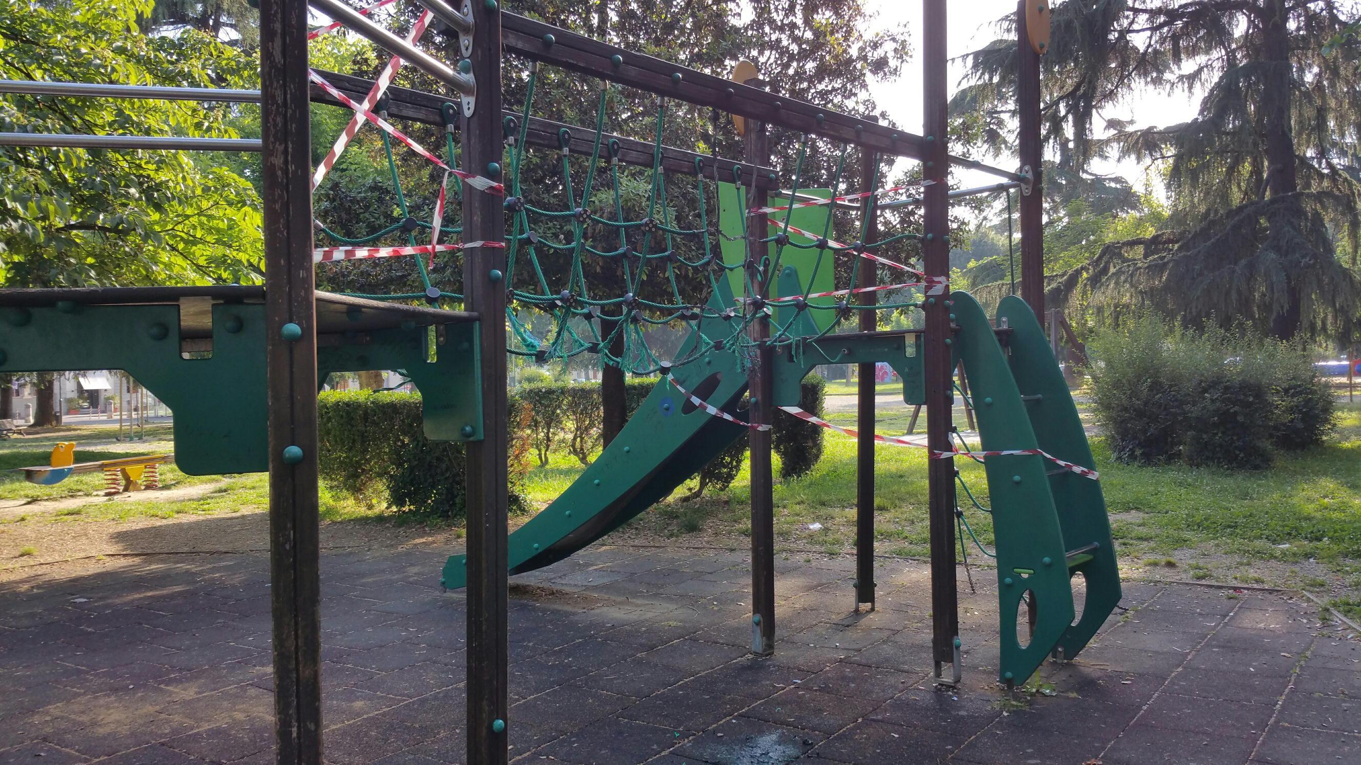 Il gioco per bambini messo ko dai vandali