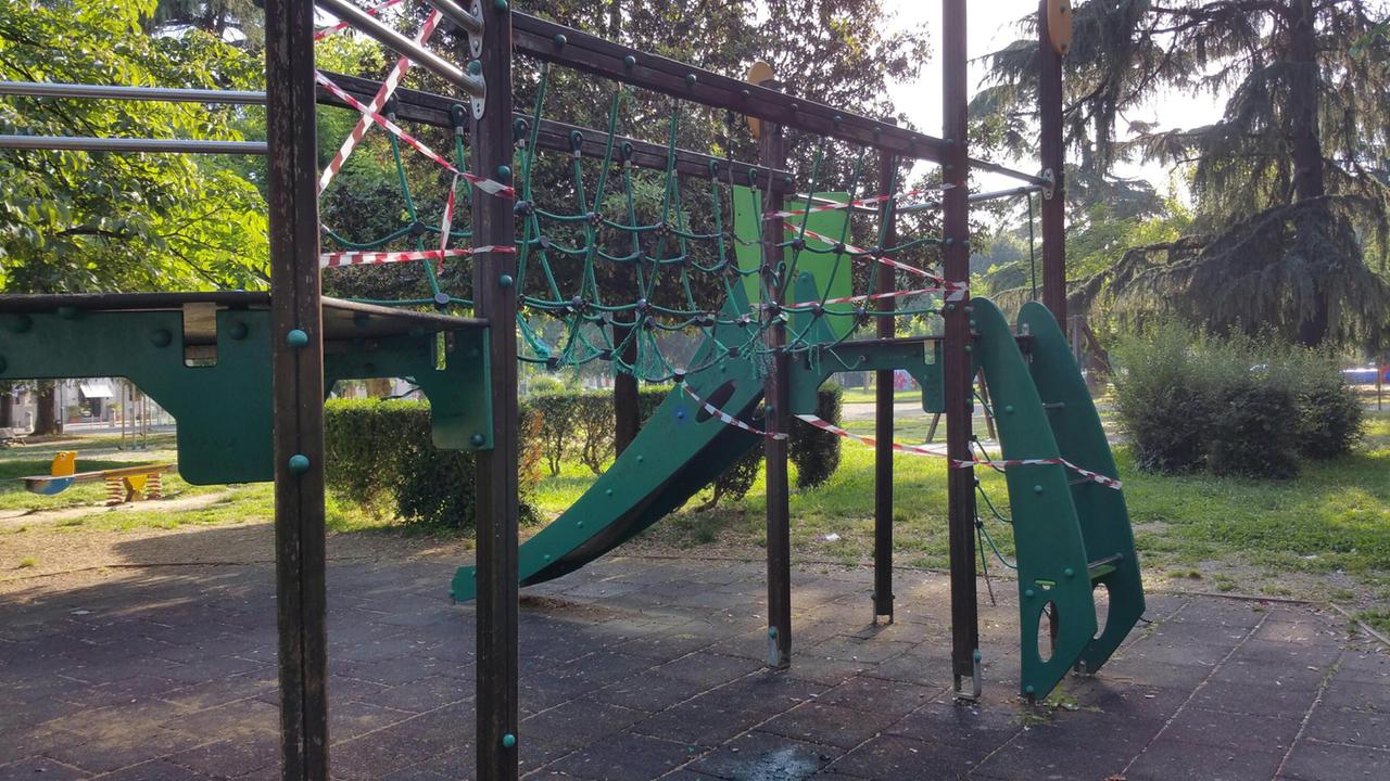 Il gioco per bambini messo ko dai vandali