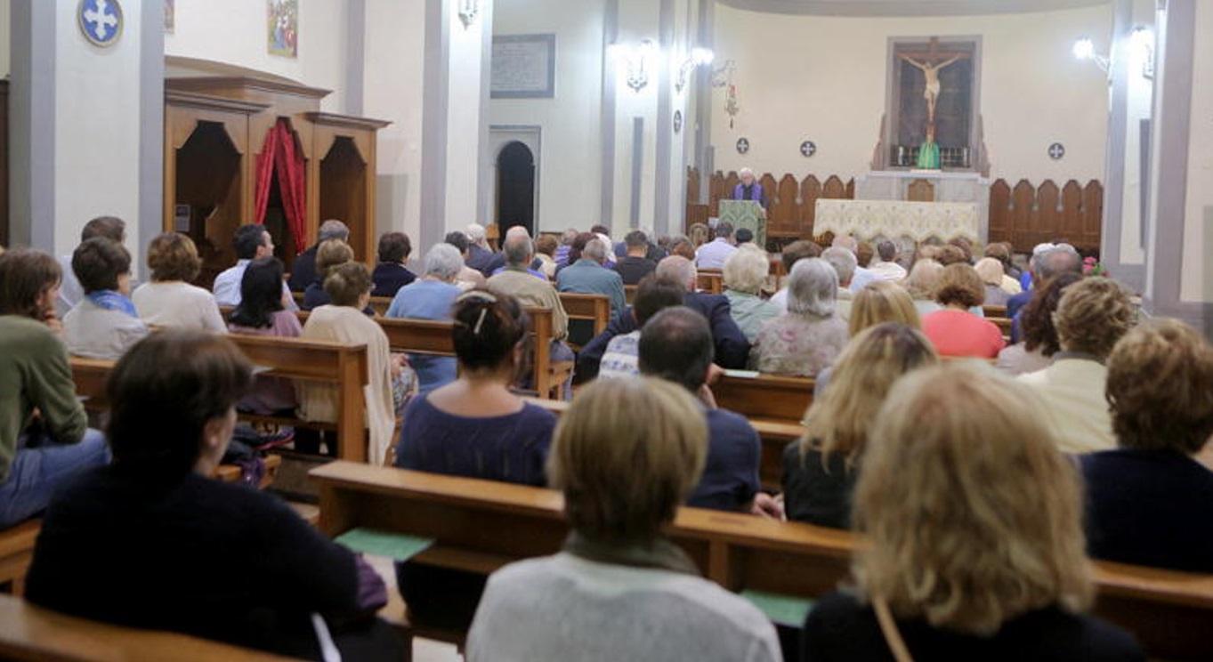 La veglia di preghiera guidata da don Felice Munaro nella chiesa di San Simone (Marzi Pentafoto)
