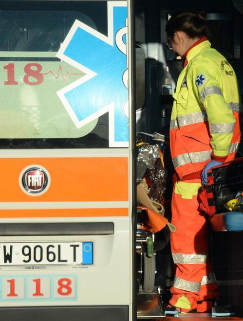 Anziana trovata morta accanto alla sua macchina