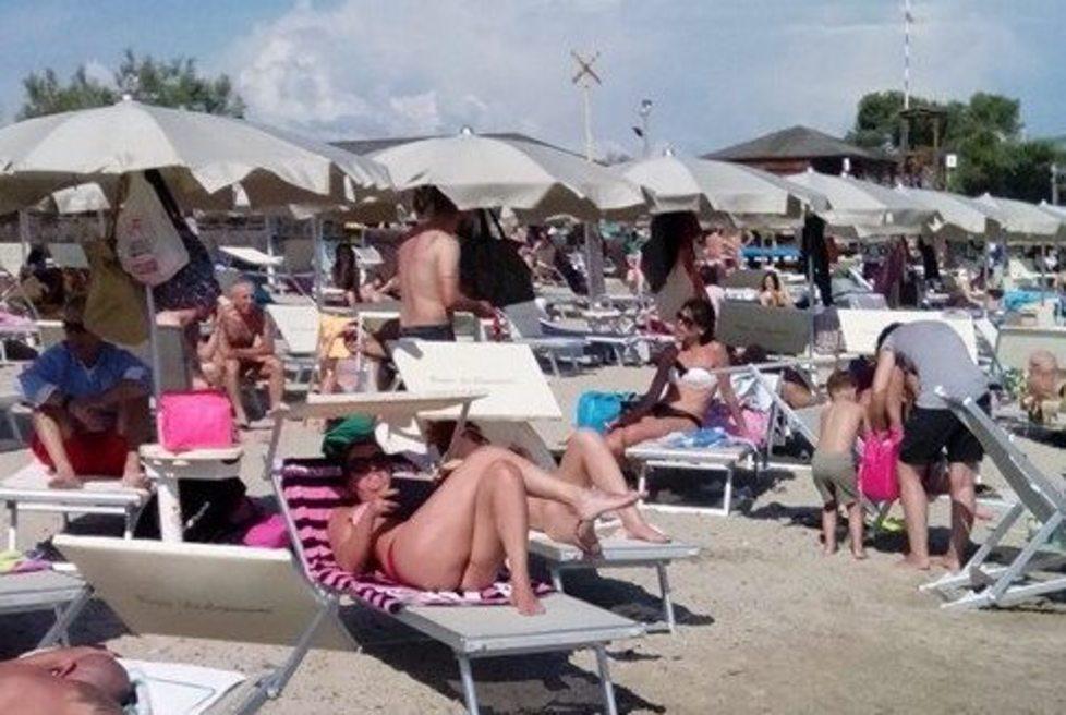 E le spiagge sono stracolme folla a Baratti e in Costa Est