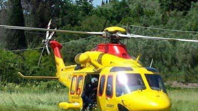 Bimbo travolto dal cancello Paura, poi volo in elicottero