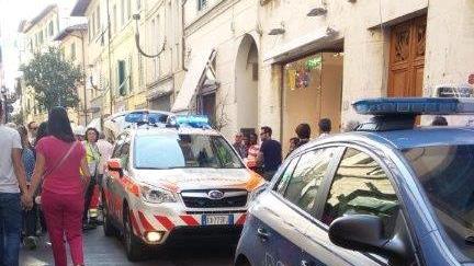 Getta bottiglie dal primo piano, interviene la polizia
