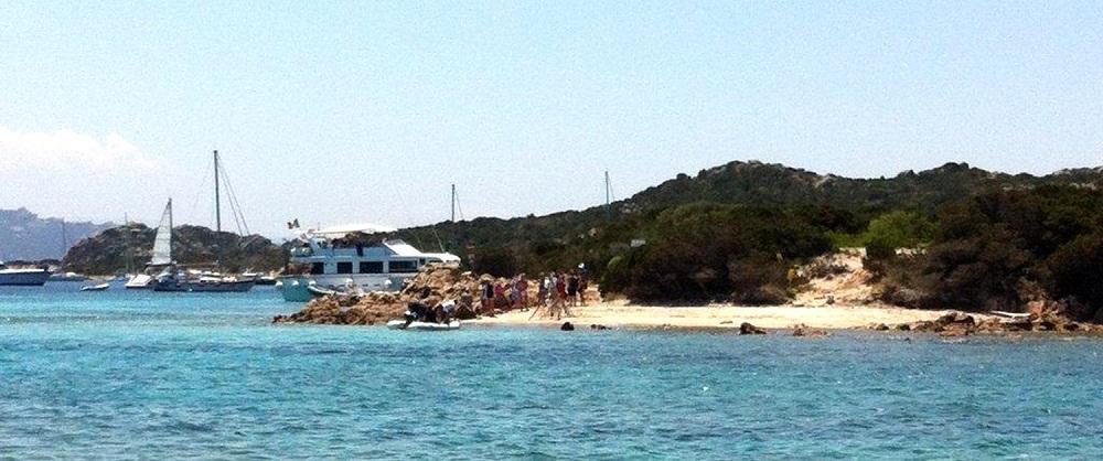 Turisti appena sbarcati sulla spiaggia dei Cavalieri, a Budelli