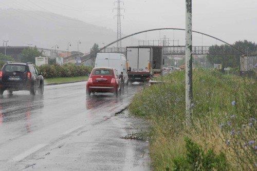 Cadde dalla moto tentando di schivare una ragazza: è morto