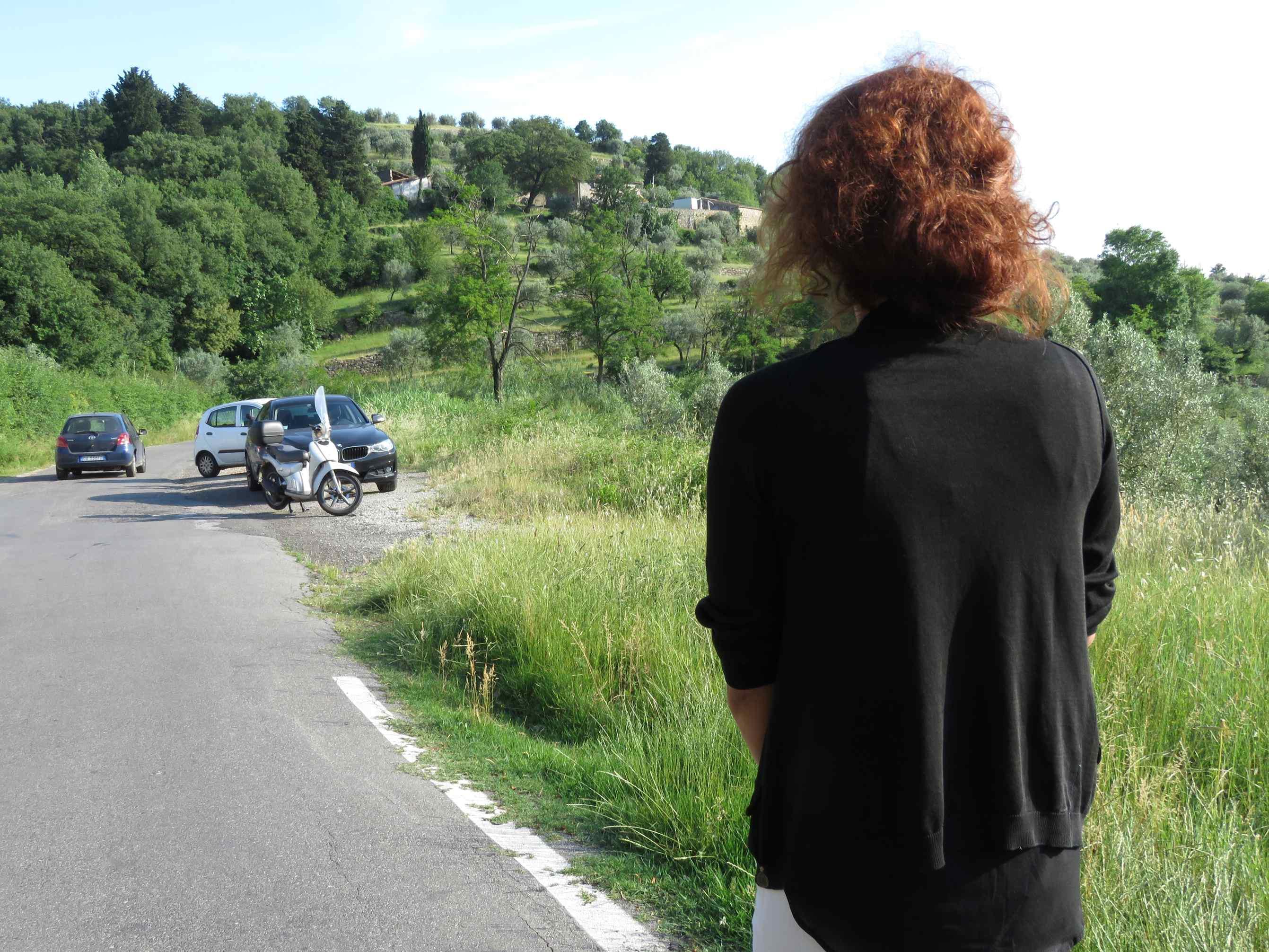 La vittima dell'aggressione davanti al campo di via di Canneto (foto Batavia)