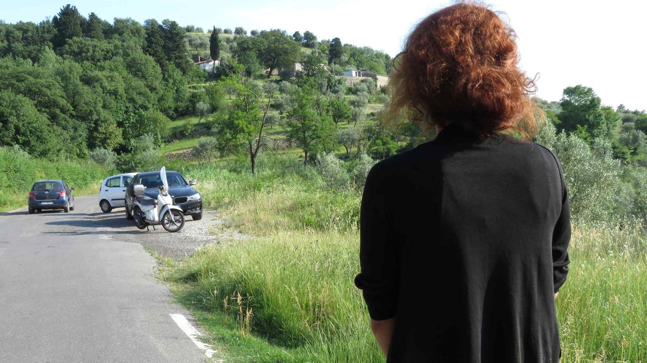 La vittima dell'aggressione davanti al campo di via di Canneto (foto Batavia)