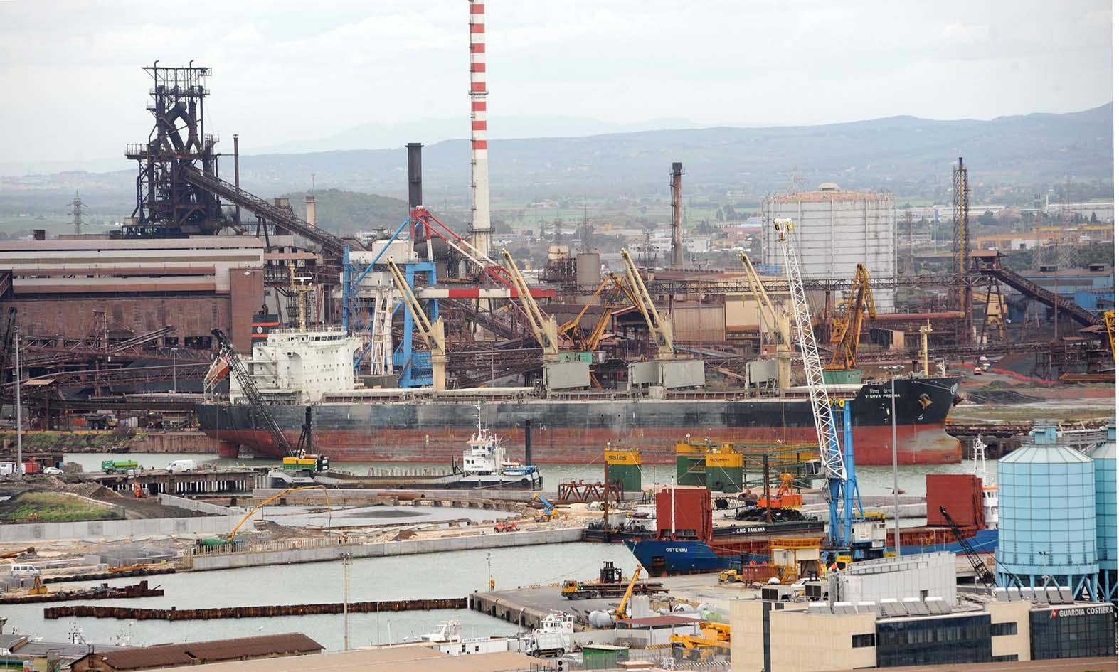 Lo stabilimento siderurgico e il porto (foto Paolo Barlettani)